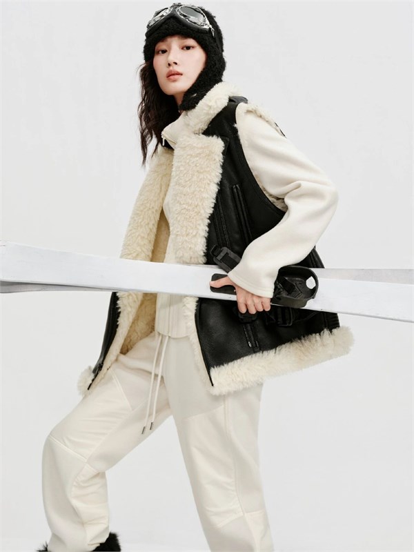 羽绒裹住阳光，色彩点燃雪原——HPLY 2025滑雪季，让冬天活成一首诗(图2)