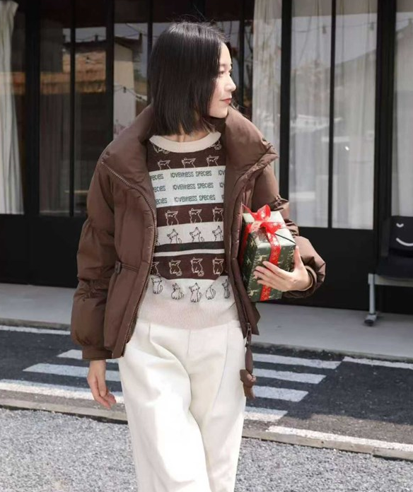 荣子女装品牌2025冬日羽梦华章：羽绒新时尚